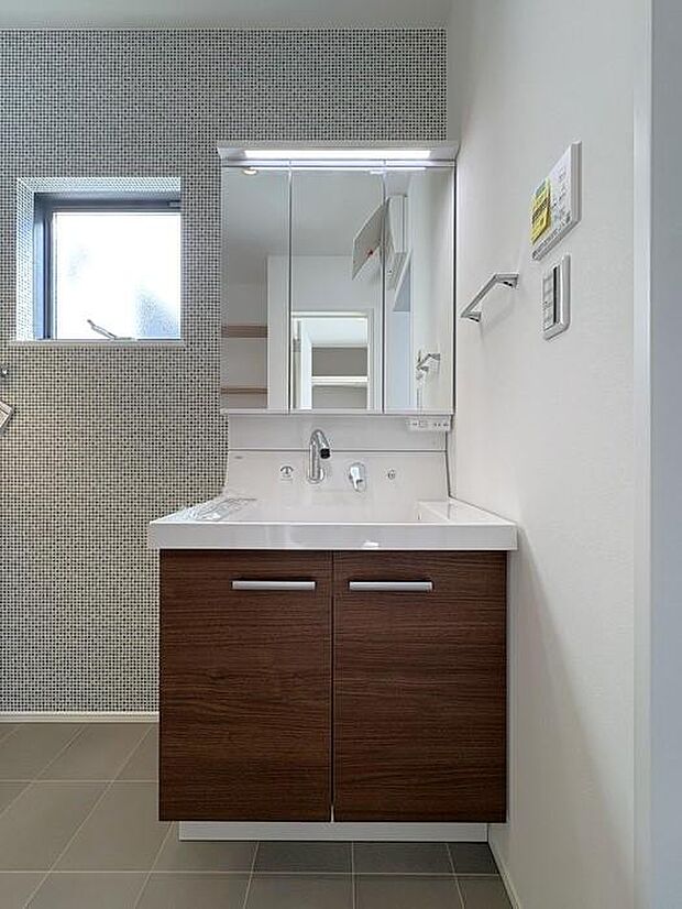 タオルバー完備の洗面台♪採光窓付きで明るく、使いやすさと便利さを兼ね備えた快適な空間です♪