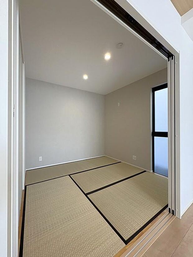 1階リビング横にある約4.5帖の和室です♪お子様の遊び場やお昼寝、来客用の寝室にと多様な用途で使えます♪