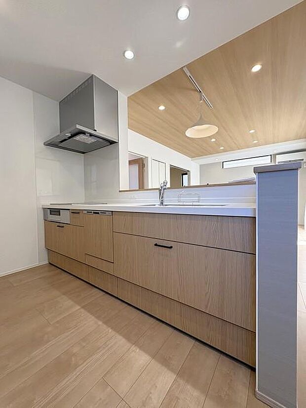 木目調ややわらかな色合いで、温かみのある雰囲気のキッチンです♪家族との会話も自然に弾む空間です♪