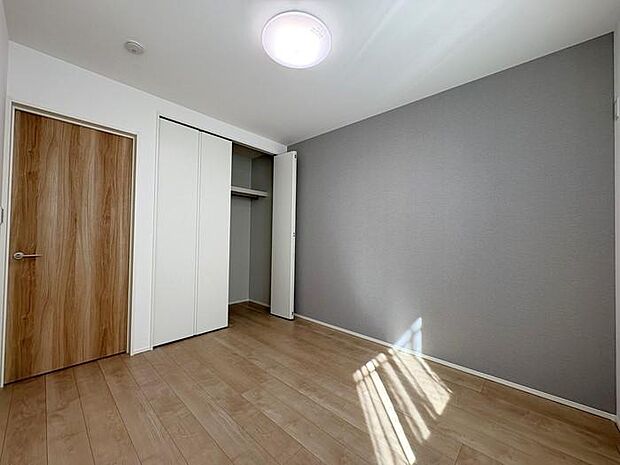 2階にある約5.3帖の洋室です♪グレーのアクセントクロスでおしゃれで落ち着いた雰囲気です♪