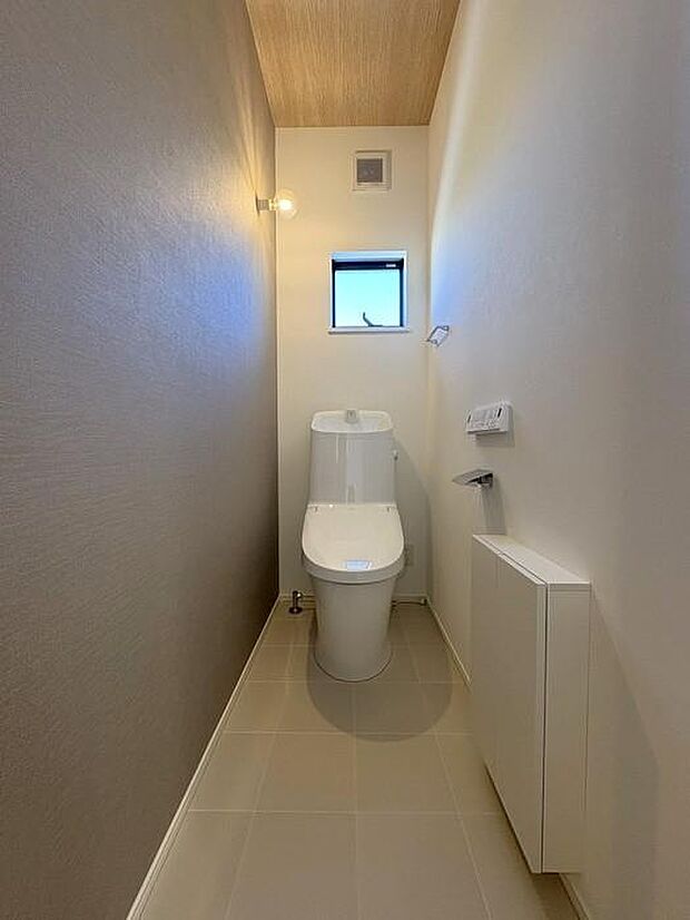 2階のトイレです♪トイレは各階にございます♪忙しい時間帯にも2か所あると、便利で安心感が増しますね♪
