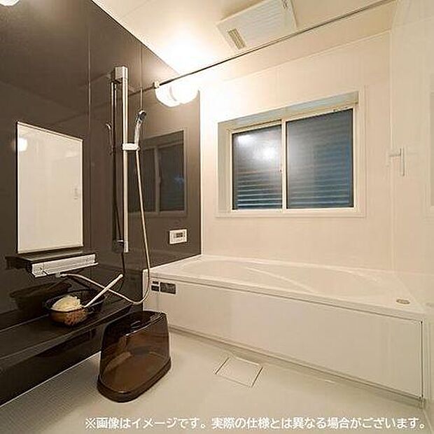 浴室には窓もあり通風・彩光に優れています♪