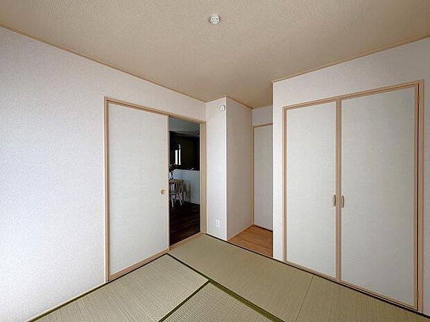 1階リビング横にある約4.5帖の和室です♪お子様の遊び場やお昼寝、来客用の寝室にと多様な用途で使えます♪