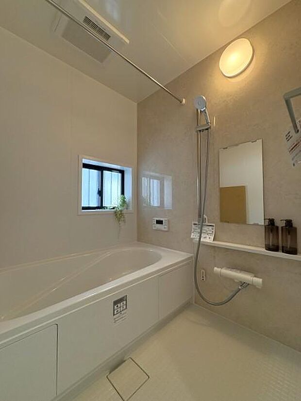 シンプルで使いやすいお風呂で、のんびり入浴タイムを♪疲れをしっかり癒してくれる快適な浴室です♪