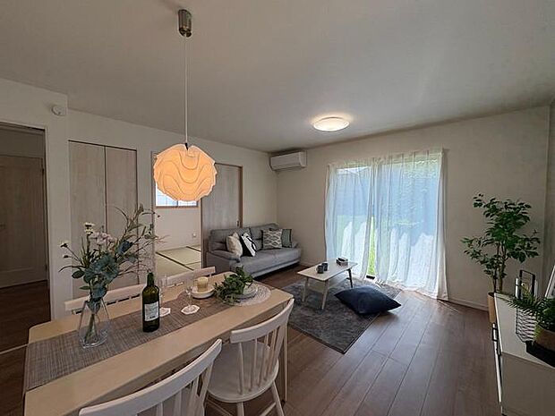 リビングと繋げて使える和室♪扉を開ければ空間が広がり、使い方いろいろで便利です♪