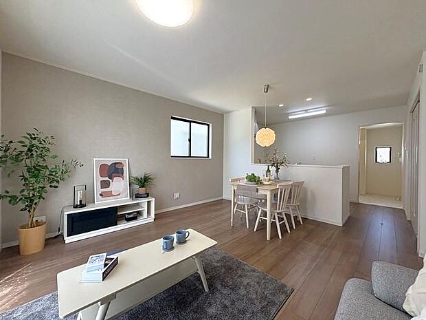 ソファーにテレビボード、ダイニングテーブルを置いても広々使える約15帖のLDK♪ 家具選びもワクワク♪