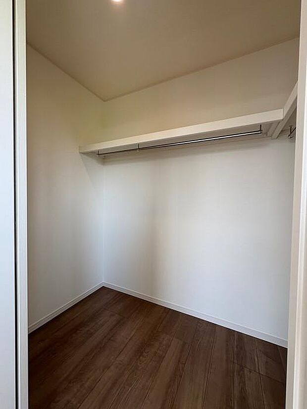 2階約7.2帖にあるウォークインクローゼットです♪洋服の収納がしやすいようハンガーパイプ付です♪