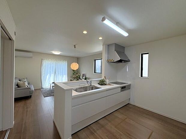 リビングダイニングで遊ぶ子どもたちと会話をしながら家事が出来るカウンターキッチンです♪