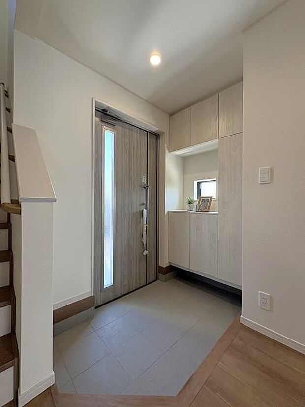 玄関は採光ドアと小窓付きで明るく、自然光が差し込む開放的な空間♪毎日の帰宅が気持ちよくなります♪