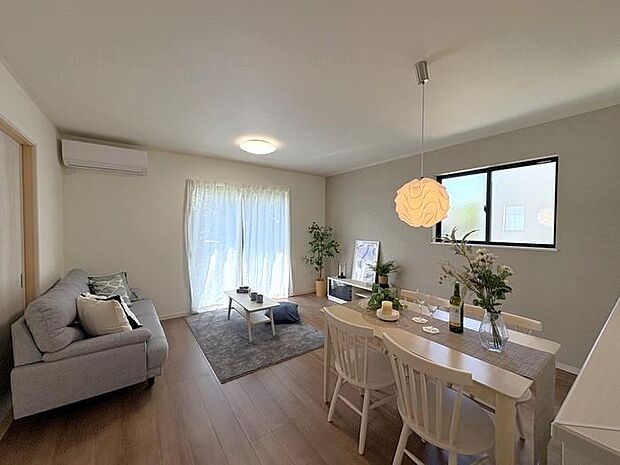 南向きで大きな窓があるから、陽当たりバッチリ♪ 明るくて気持ちいいリビングです♪