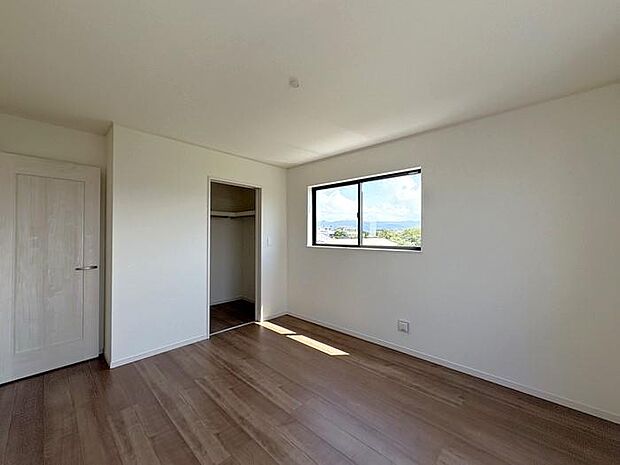 2階にある約7.2帖の洋室です♪十分な広さがあり、落ち着いた雰囲気で、毎日心地よく休めるお部屋です♪