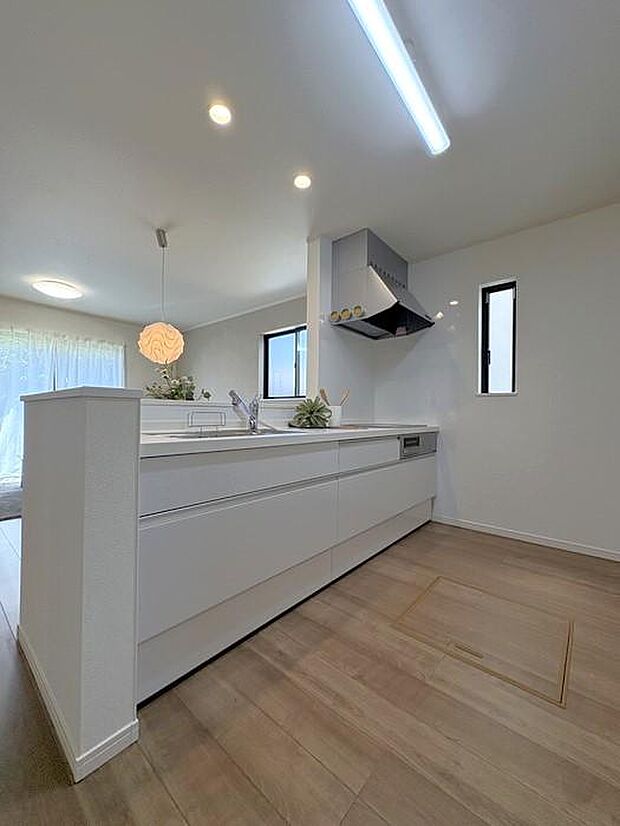 白を基調とした明るいキッチン♪清潔感たっぷりで開放感もあり、毎日の料理や家事が気持ちよくはかどる空間です♪