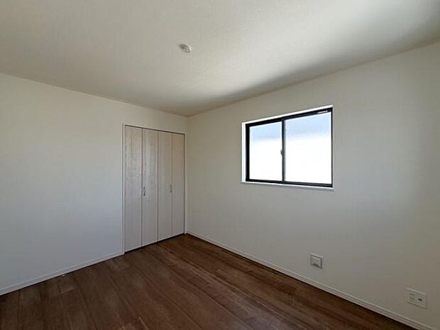 2階にある約6帖の洋室です♪ 扉付きクローゼットでスッキリ収納でき、お部屋をいつでもキレイに保てます♪