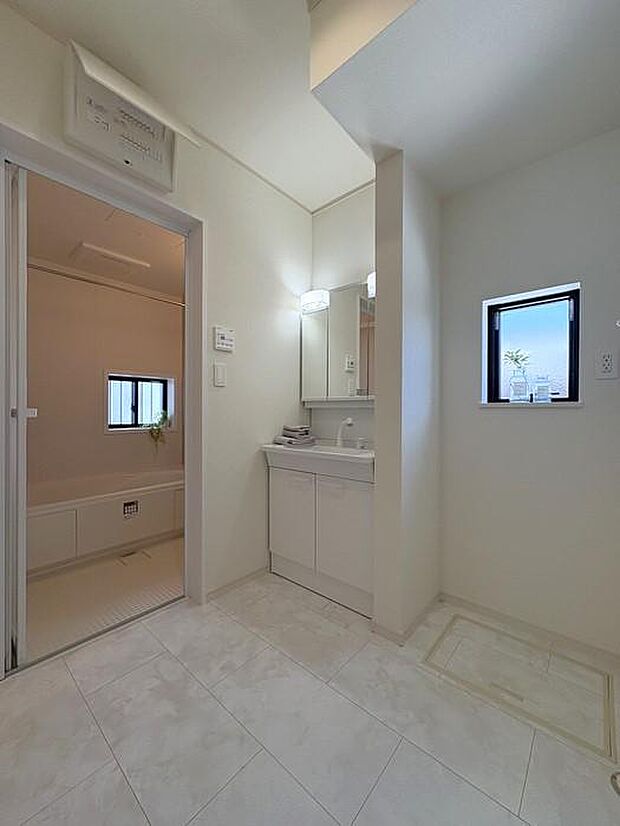 白を基調とした洗面脱衣室♪洗濯や身支度がしやすく、家族みんなが快適に使える空間です♪