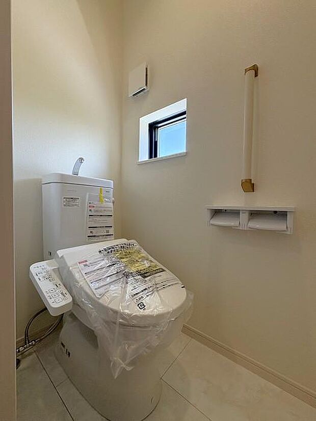 1階のトイレ♪小窓付きで換気や採光ができ、明るく快適に保てる清潔感のある空間です♪