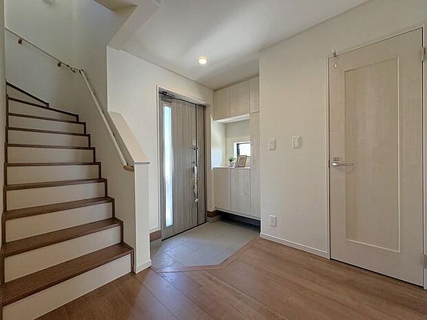 お帰りの声が聞こえてきそうな、暖かく迎えてくれる玄関♪毎日の帰宅が楽しみになる空間です♪