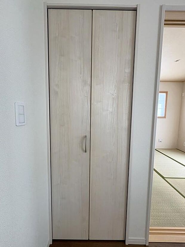 嬉しいリビング収納付き♪リビングで使う小物や雑貨もすっきり片付き、居心地の良い空間を保てます♪