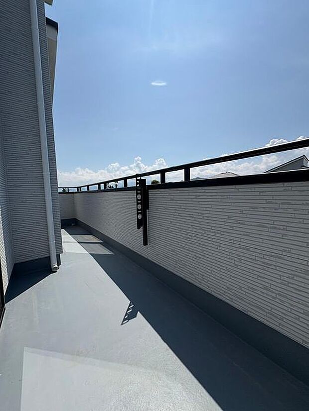 南面バルコニーで日当たり良好♪毎日のお洗濯も楽々快適♪物干し金物がついております♪