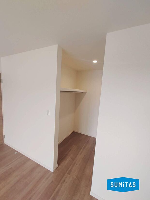 2階洋室(約8帖)のウォークインクロゼット。