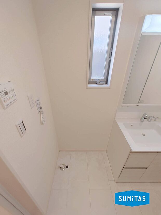 洗面台横の洗濯機置き場