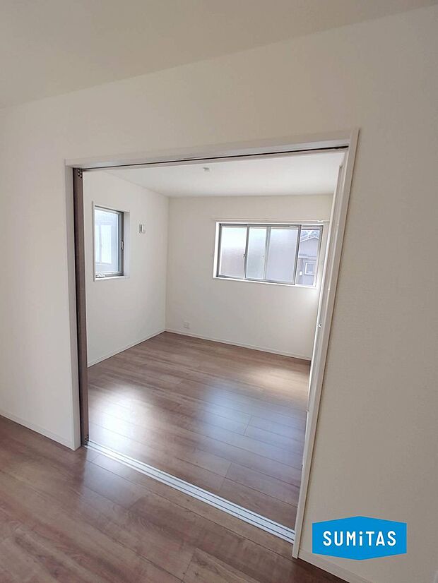 1階リビング横の洋室。キッズスペースとしても活躍しそうです♪