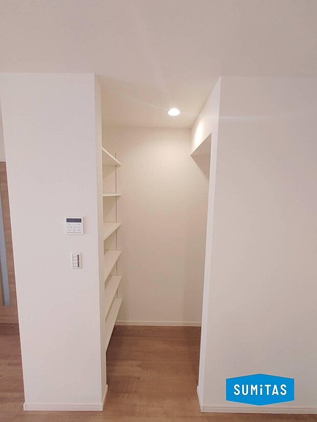 キッチン横のパントリーです。何かと収納が必要な場所にあったら助かります。