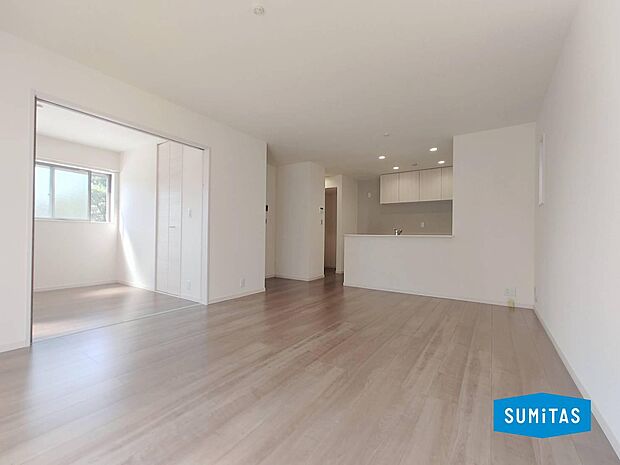 LDKは広々16.75帖。LDK横洋室の扉を開けるとより開放感がありますね♪