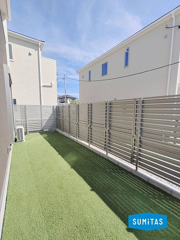 庭には人工芝&目隠しフェンス付き!ここでゆっくり色々なことができそう!