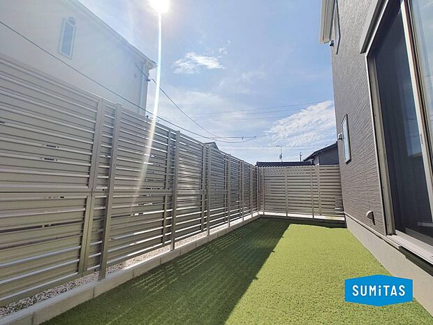 ロッキングチェアーなんか出してゆっくり日向ぼっこもいいかもしれません♪