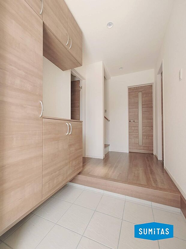 内装のナチュラルカラーの木目が優しい色合い