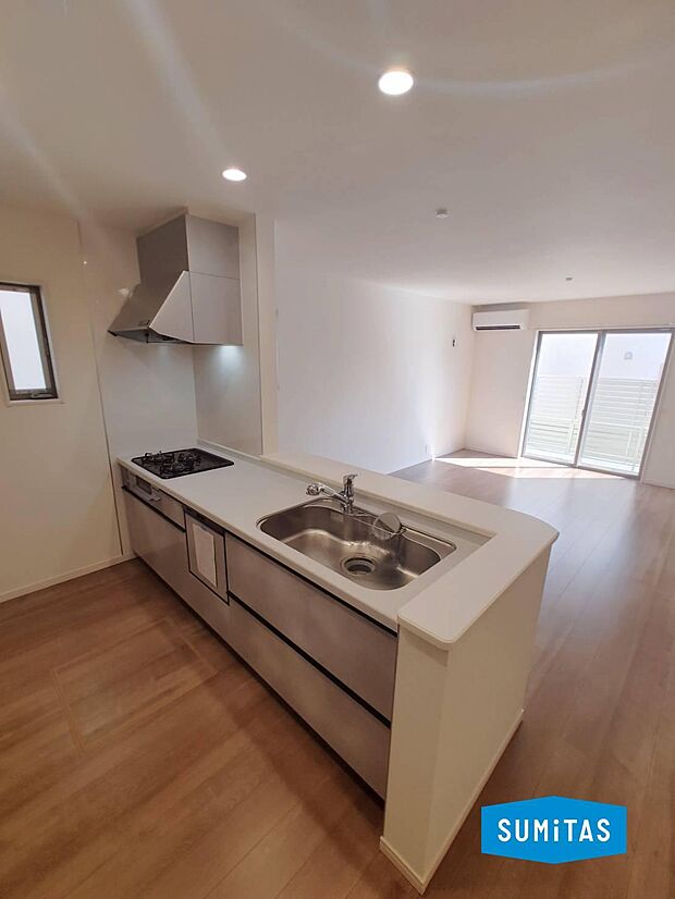 キッチンからリビングの様子が見えるので家族と会話が弾みますね◎