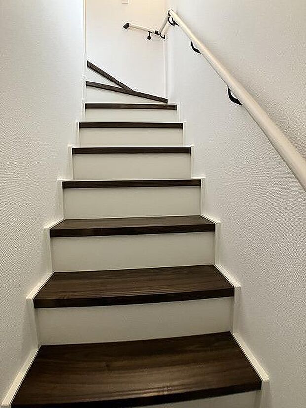 リビング階段です。家族と顔を合わせる機会が増えて会話も増える事うけあいです。