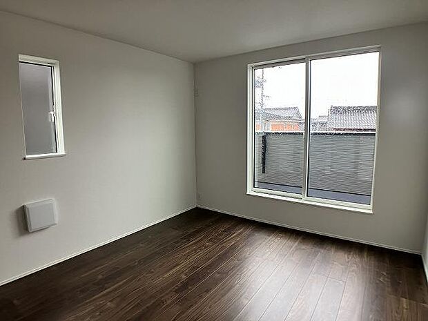 2階東側洋室(約7.0帖)はバルコニーへ出られます。