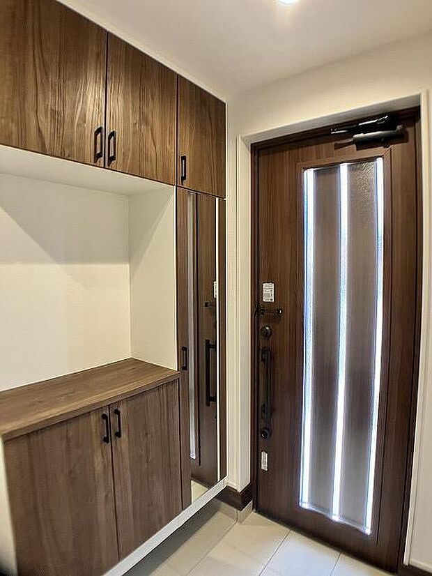 玄関収納。姿見もあるのでお出かけ前にこちらでチェック♪