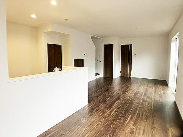 リビング・ダイニングの様子をキッチンから見渡せるので安心ですね。