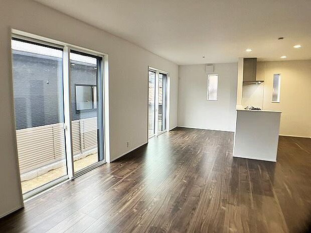 約17.2のLDK♪床は落ち着いた色です。