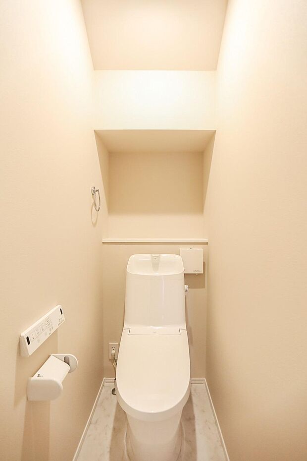 ウォシュレット付き暖房便座のトイレで、小さなお子さまからご高齢の方まで安心。快適な暮らしを支える設備が整っています♪