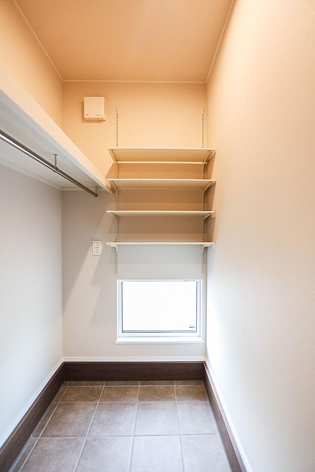 魅力的な玄関収納♪靴や傘はもちろん、ベビーカーやアウトドア用品まで収納できる充実の玄関収納。玄関まわりを常にすっきり保てます♪