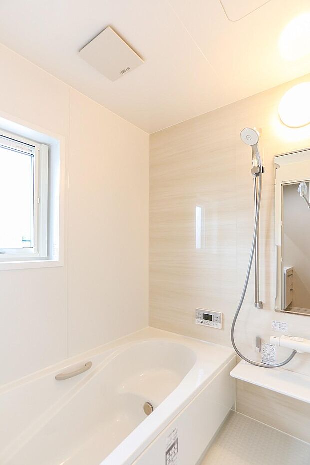 採光の良い明るい浴室はお子さまとの入浴も快適な一坪タイプのユニットバス。洗い場が広く、家族みんなが使いやすい設計です♪