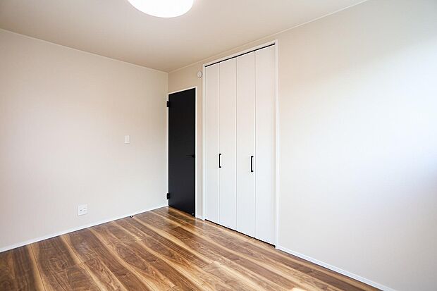 今も、これからも無駄なく使える2つの子供部屋♪小さいうちは遊び部屋＋寝室として、成長後はそれぞれの個室に。将来は書斎や趣味部屋としても活用できます♪