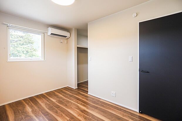 主寝室には、ゆとりある3帖のウォークインクローゼットを配置。衣類や季節物、小物までまとめて収納でき、居室をすっきり保てます♪毎日の身支度が快適になる、機能性を兼ね備えた空間♪