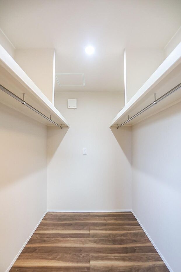 両サイドに棚とハンガー掛けの付いたウィークインクローゼット♪大容量のスペースで布団やスーツケースなども収納できます♪