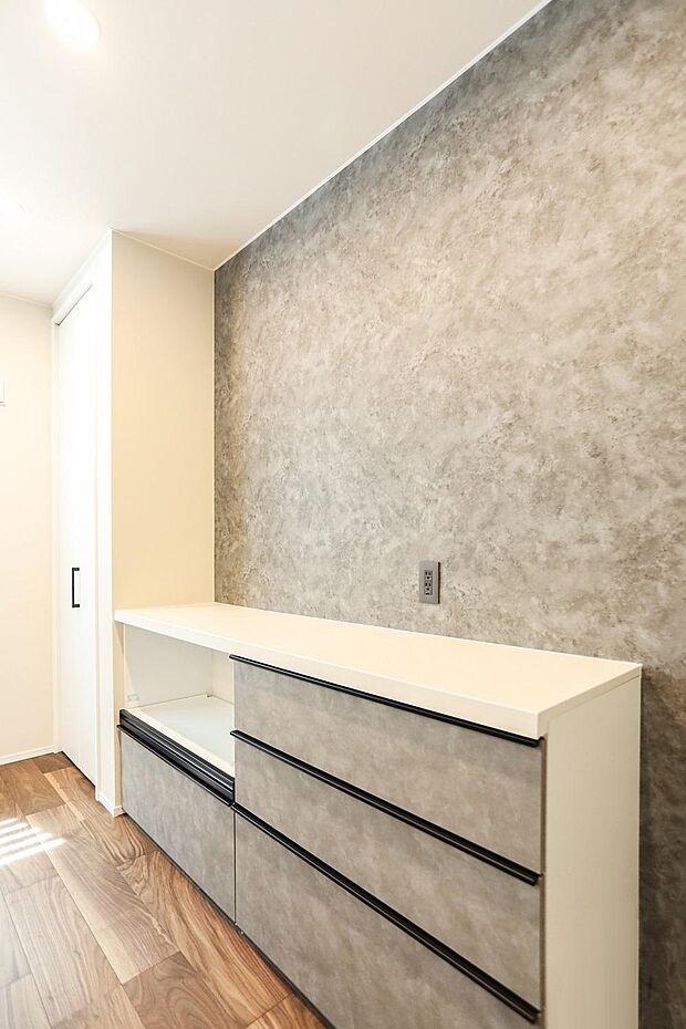 キッチンにはアクセント壁紙を採用。空間にほどよい彩りと個性を加え、毎日の料理時間が楽しくなるデザインです♪