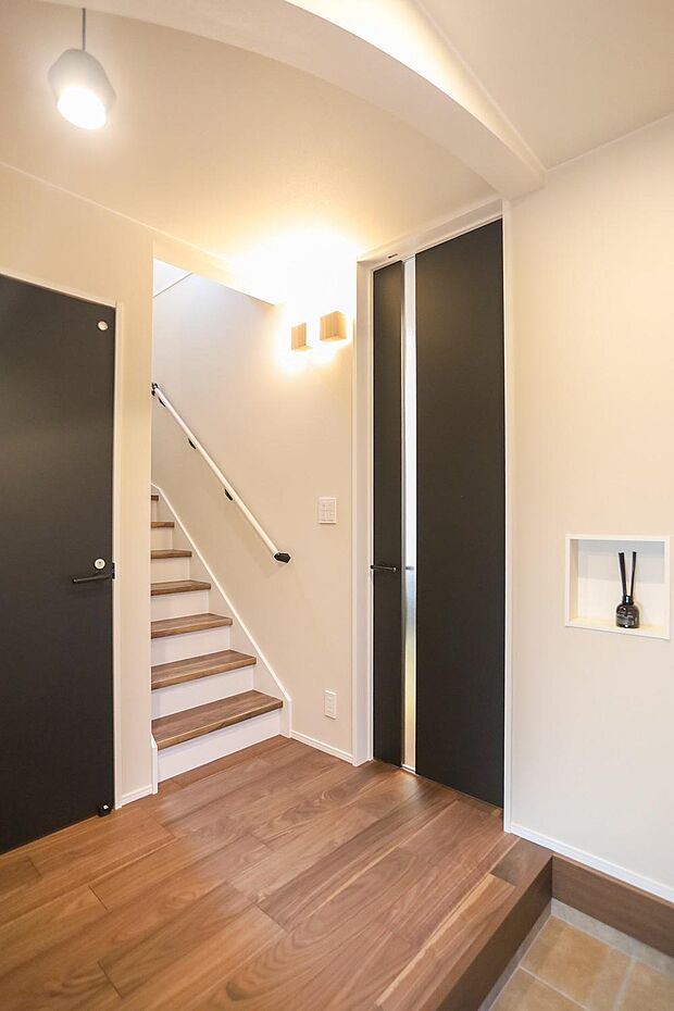 ゆったりとした玄関スペース♪ゆとりある広さの玄関スペースが、住まいの第一印象を上質に演出。来客時も家族の出入りもスムーズで毎日の暮らしに余裕が生まれます♪