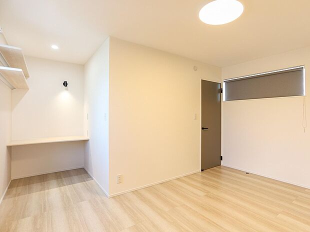 8帖主寝室はご夫婦お二人のプライベートシーンを演出する落ち着いた空間です♪書斎完備です♪