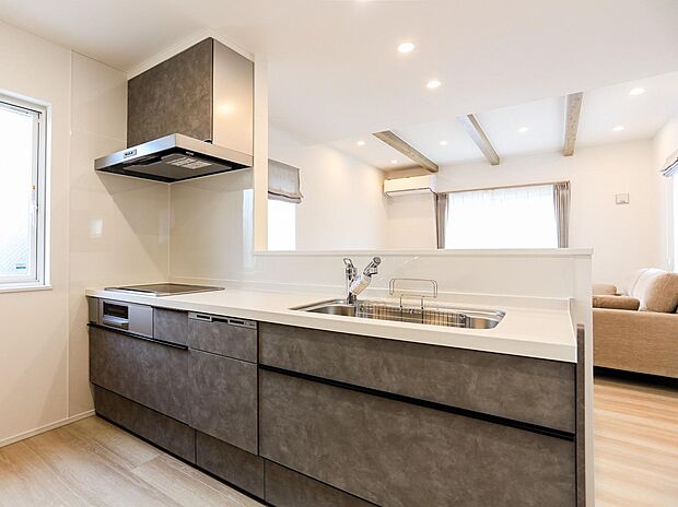 カウンターキッチンからリビングが見渡せるので、お子様の様子を見ながら料理ができます♪ワイドなキッチン台は広々でとても快適♪お子さんと一緒に料理も楽しめます♪