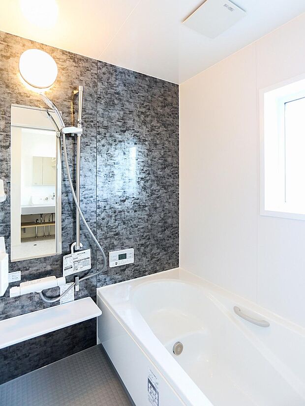 床の乾きやすい1坪タイプの浴槽♪足を伸ばしてゆっくり入浴♪シックな内装もおしゃれ♪