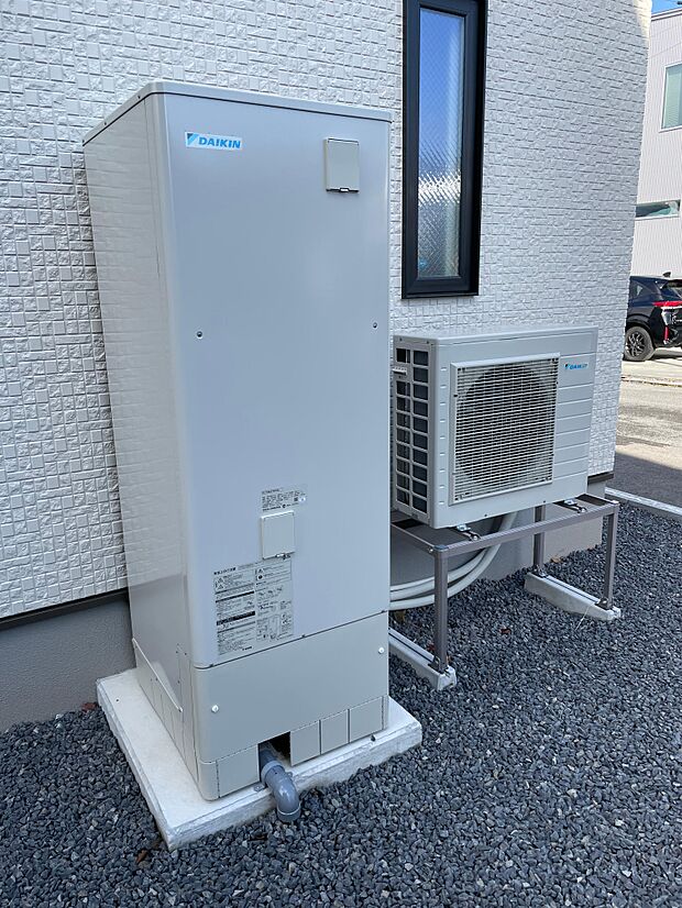 エコ給湯器で電気代を節約♪災害時には貯湯タンクの水を使用することができます♪通話機能付きで浴槽のお子さんと会話も楽しめます♪キッチンのリモコンからも自動お湯張りができて便利♪