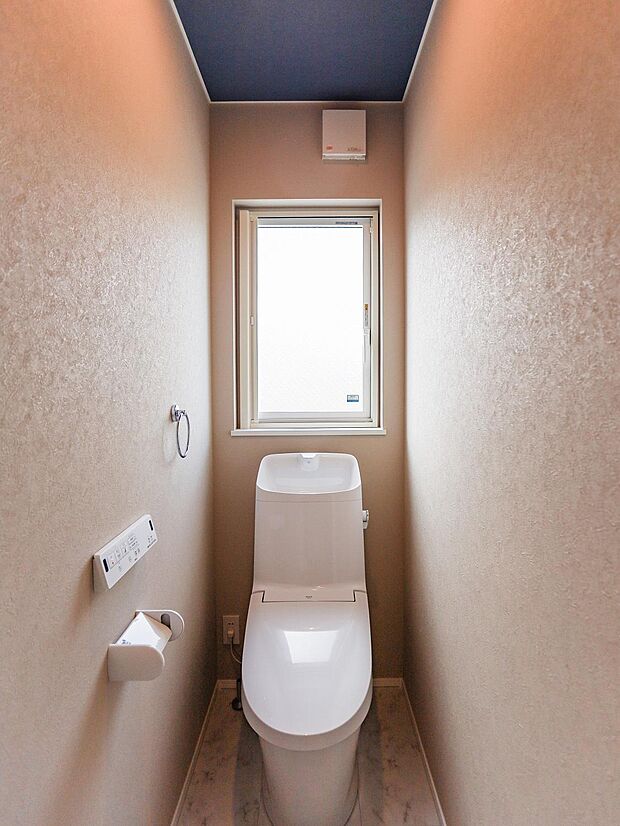 1階トイレはウォシュレット機能付きトイレです♪タオルリングやペーパー置き場も完備♪