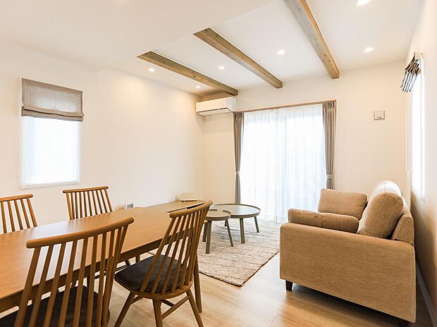 アクセントのあるお洒落な内装のリビング♪ご家族とゆったりした団欒できます♪お洒落な家具付き♪